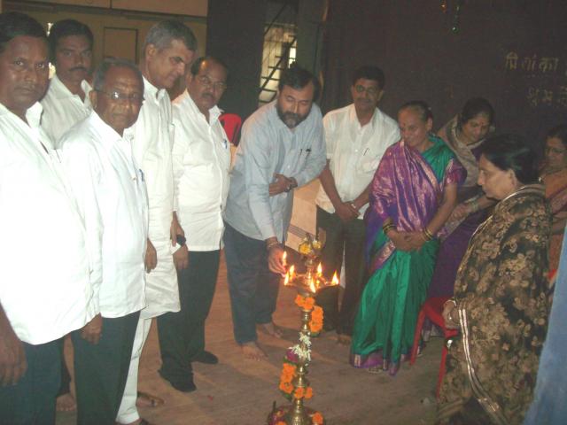 फलटण येथील उच्चशिक्षित मराठा वधू-वर मेळाव्याचे उद्घाटन करताना संजीवराजे नाईकनिंबाळकर.. 